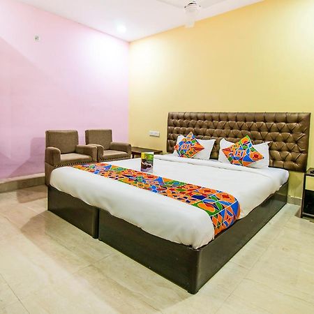 Hotel Sarweshwary Варанаси Экстерьер фото
