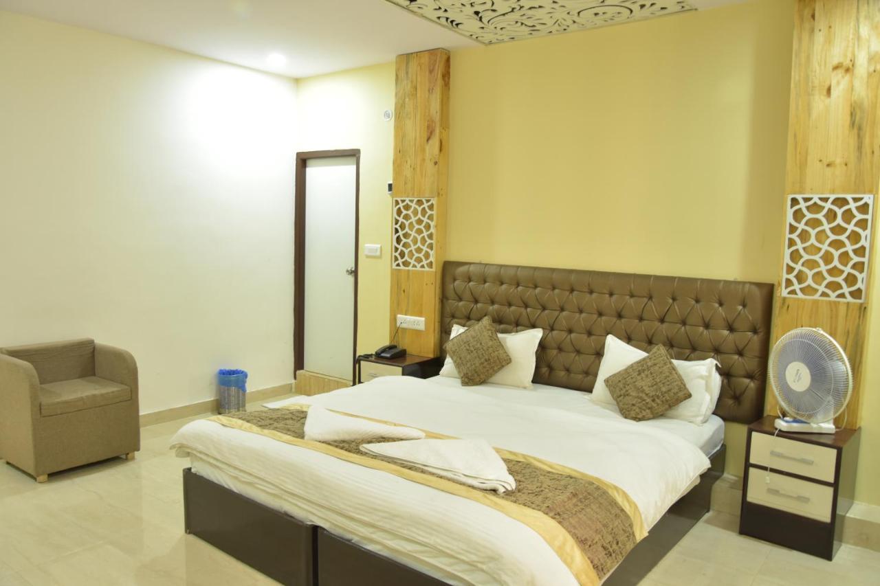 Hotel Sarweshwary Варанаси Экстерьер фото
