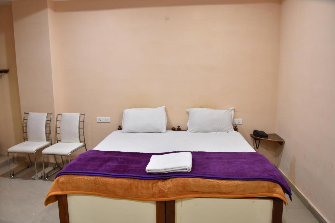Hotel Sarweshwary Варанаси Экстерьер фото