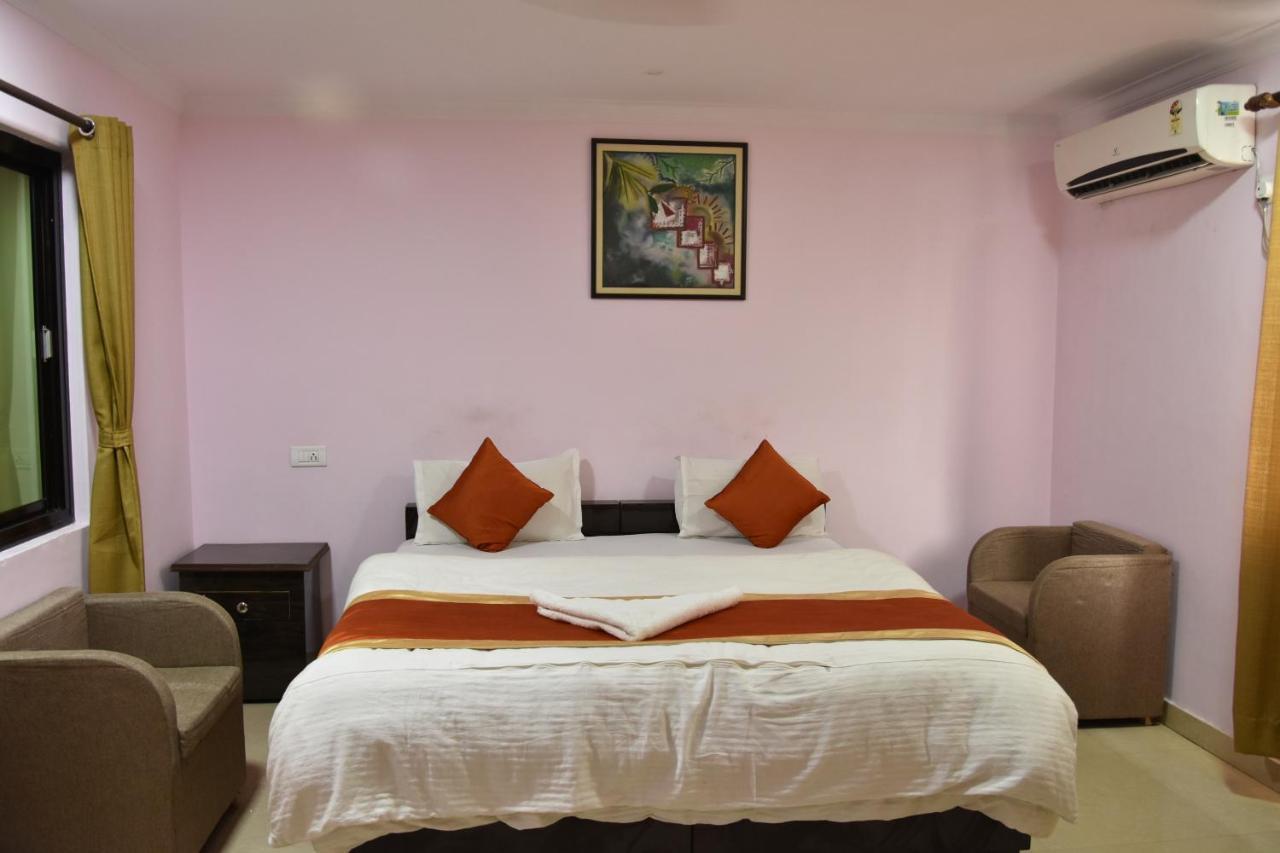 Hotel Sarweshwary Варанаси Экстерьер фото