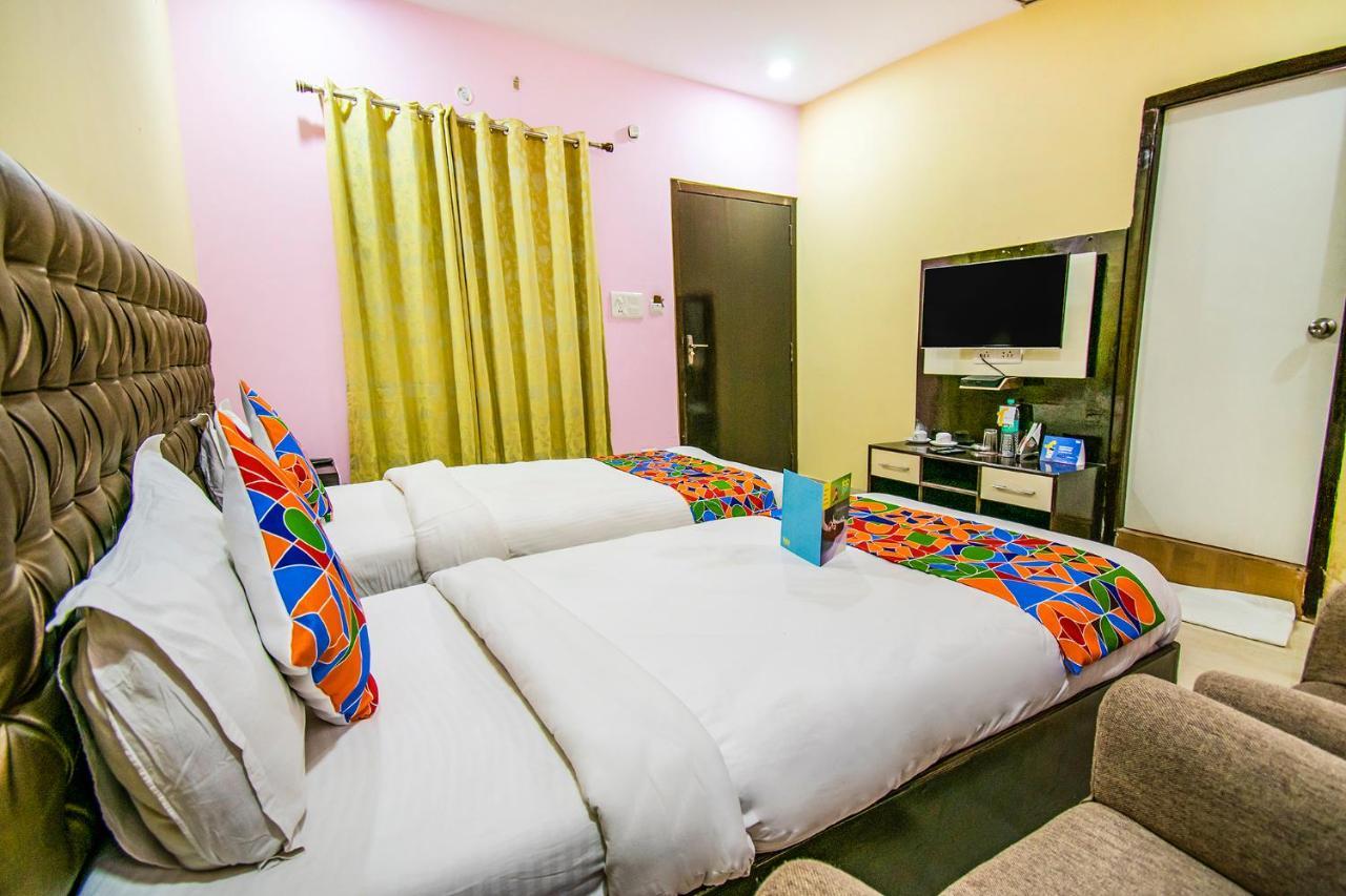 Hotel Sarweshwary Варанаси Экстерьер фото