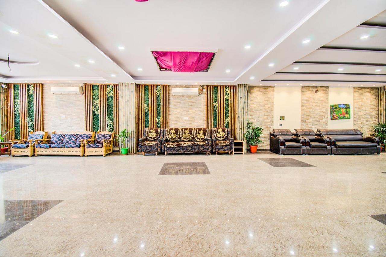 Hotel Sarweshwary Варанаси Экстерьер фото